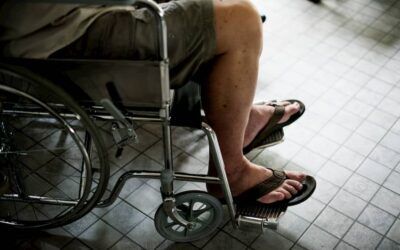 Pies y piernas hinchadas y rojas en personas mayores